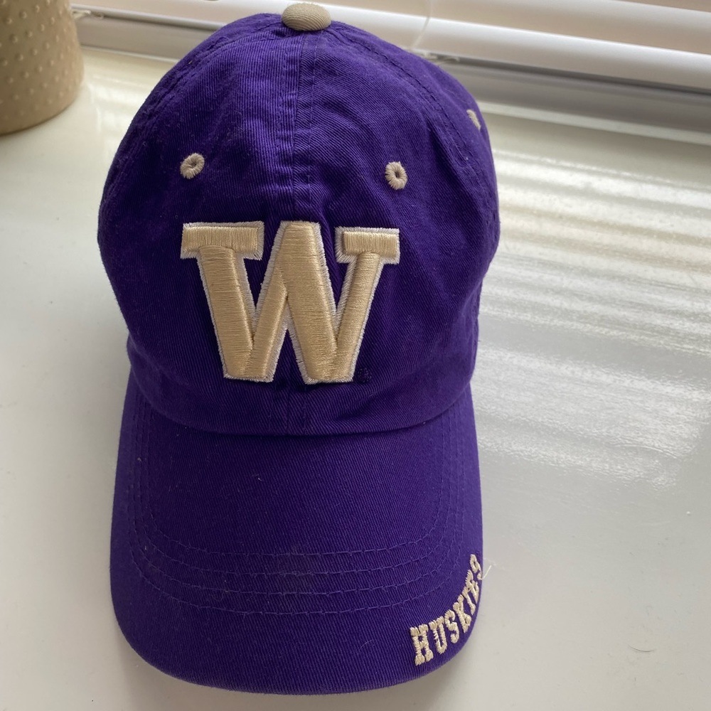 University of Washington (UW) Huskies Purple Baseball Cap
